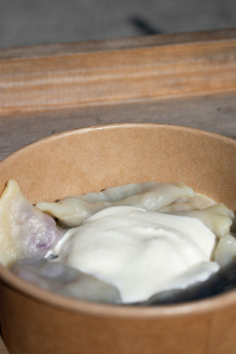 Pierogi z kwaśną śmietaną w misce