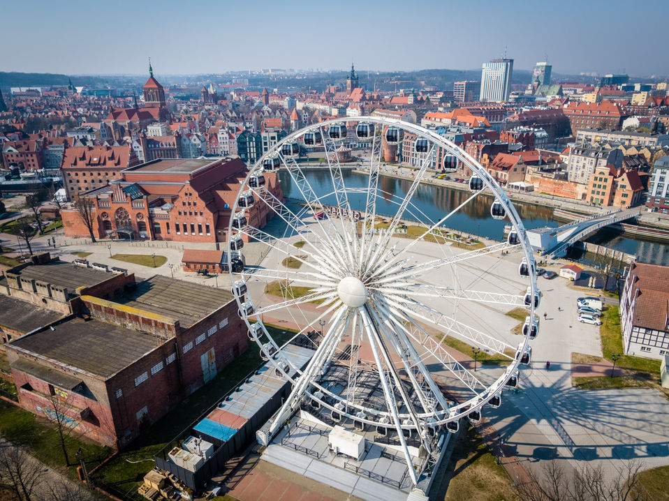 Duże białe koło widokowe w panoramie miasta