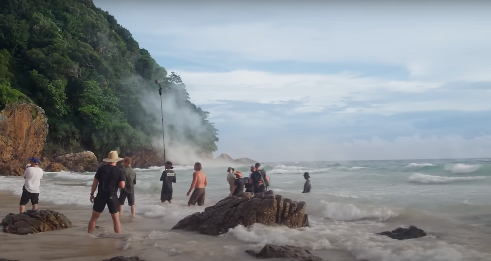 เบื้องหลังการถ่ายทำภาพยนตร์ Jurassic World: Rebirth ที่หาดซันเซ็ท เกาะกระดาน จังหวัดตรัง ทีมงานเตรียมฉากบริเวณชายหาด ท่ามกลางคลื่นซัดและวิวชายฝั่งที่สวยงาม