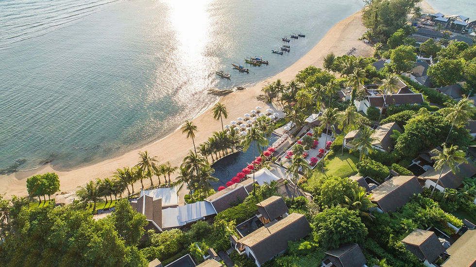 ภาพมุมสูงของรีสอร์ตอนันตรา ลาวาณา เกาะสมุย พร้อมชายหาดเงียบสงบและวิลล่าริมทะเล ปรากฏในซีรีส์ The White Lotus