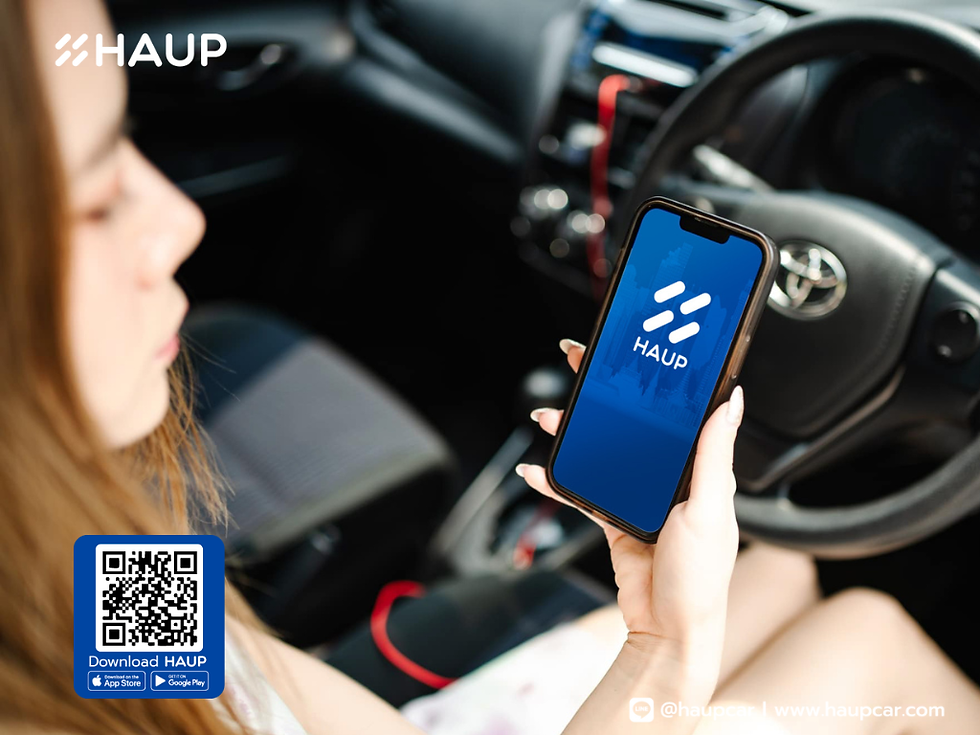 นักท่องเที่ยวหญิงถือสมาร์ตโฟนเปิดแอป HAUP ภายในรถ เตรียมขับรถเที่ยวเชียงใหม่แบบขับเอง