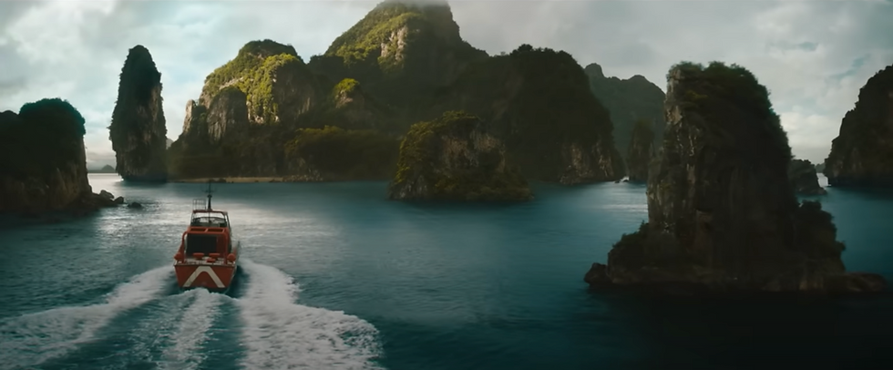เบื้องหลังการถ่ายทำภาพยนตร์ Jurassic World: Rebirth ที่ถ้ำโต๊ะหลวง จังหวัดกระบี่ ทีมงานกำลังติดตั้งอุปกรณ์ถ่ายทำภายในถ้ำหินปูนขนาดใหญ่ ที่มองออกไปเห็นวิวป่าฝนเขตร้อนด้านนอก