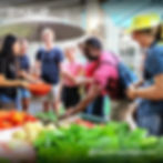 学生在华欣早市与当地商贩交流,挑选新鲜蔬菜食材 - Cooking class students at Hua Hin morning market talking with a local vendor and selecting fresh vegetables