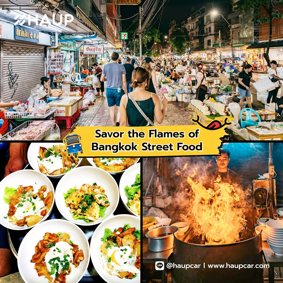 พ่อครัวร้านสตรีทฟู้ดกำลังผัดกระทะไฟลุกในตลาดกลางคืน หนึ่งในไฮไลต์ของทัวร์ตุ๊กตุ๊ก