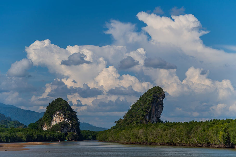 ภาพทิวทัศน์ยามกลางวันของเขาขนาบน้ำ ภูเขาหินปูนคู่กลางแม่น้ำกระบี่ หนึ่งในสถานที่ถ่ายทำสำคัญของภาพยนตร์ Jurassic World: Rebirth