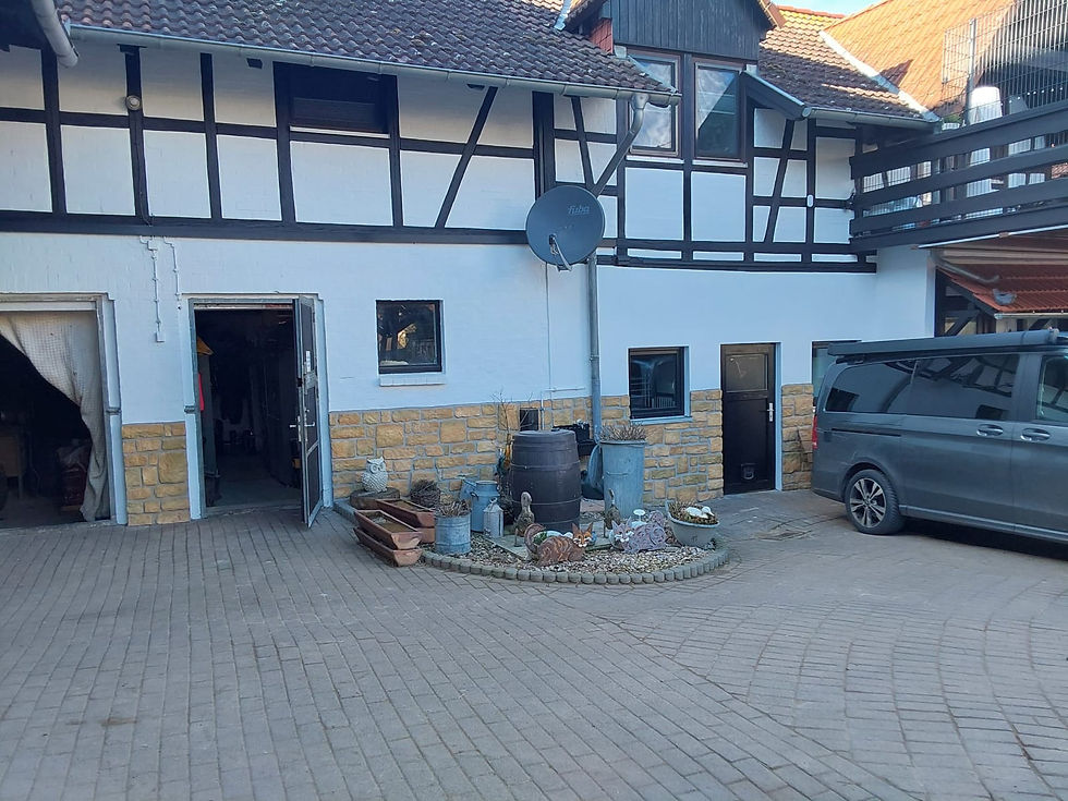 Fachwerkfassade mit Sandsteinsockel
