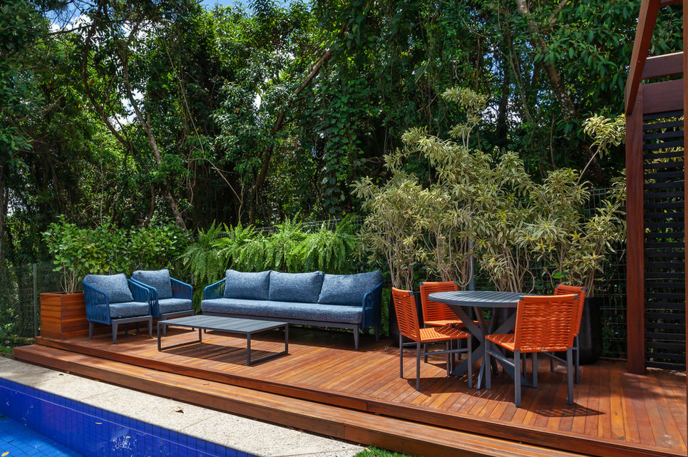 deck pergolado área externa 
paisagismo spa revestimento de pedra