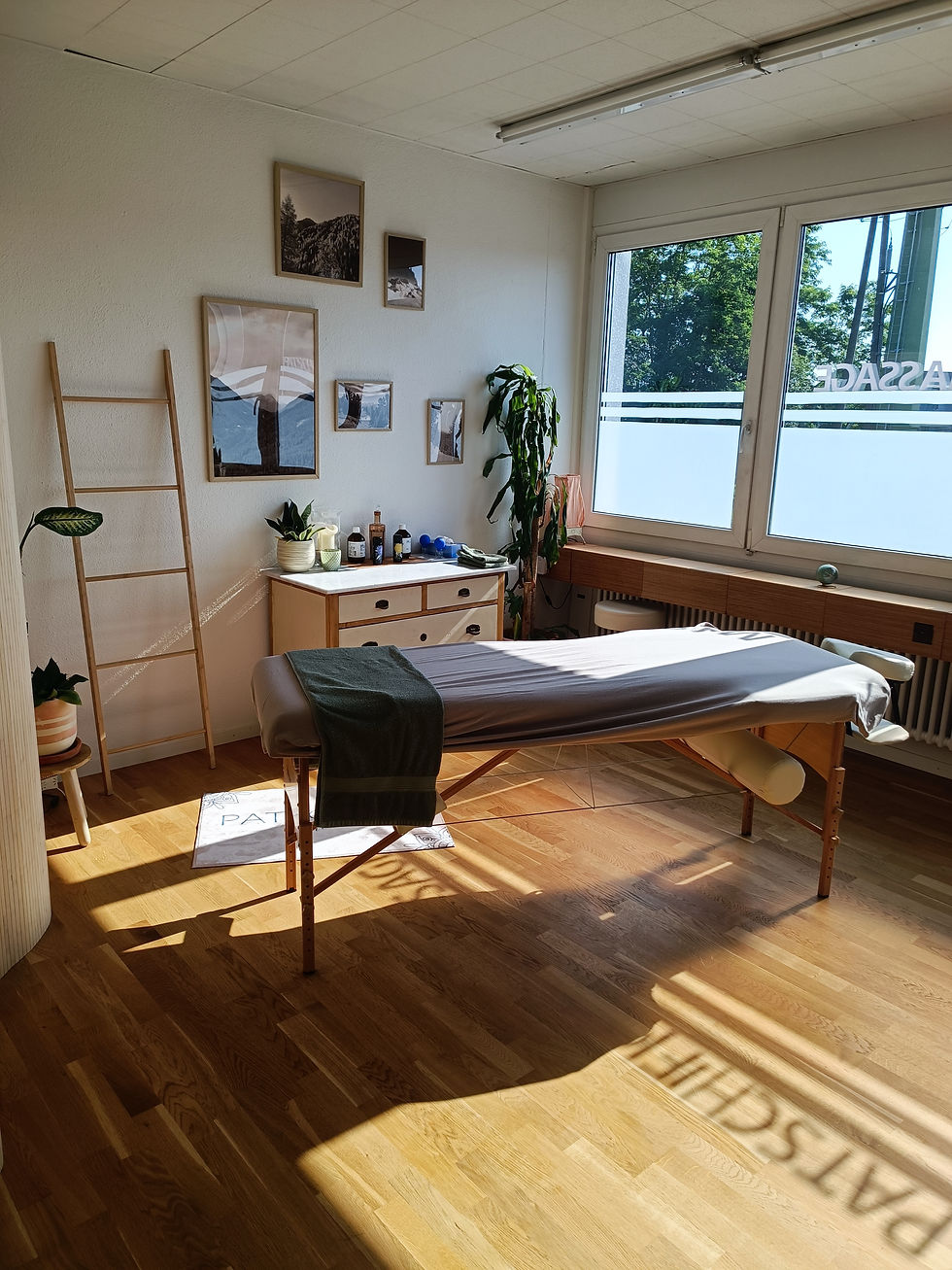 Weitwinkelaufnahme eines ruhigen Massagezimmers mit entspannter Atmosphäre