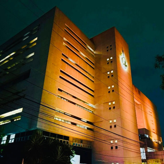 Vista frontal de un hospital especializado en tratamientos oncológicos