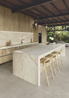 English
Ultra-thin large-format ceramic tiles, porcelain tiles, sintered stone with warm cinnamon-brown marble effect and bold natural veining, and stone panels for interior and facade cladding – Canela Roma SG.
Russian
Ультратонкий крупноформатный керамогранит, фарфоровая плитка, спечённый камень с тёплым корично-коричневым мраморным эффектом и выразительными природными прожилками, панели для интерьера и фасада — Canela Roma SG.
German
Ultradünne großformatige Keramikfliesen, Feinsteinzeug, gesinterter Stein mit warmem zimtbraunem Marmoreffekt und markanten natürlichen Aderungen, Steinpaneele für Innen- und Fassadenverkleidung – Canela Roma SG.
Spanish
Azulejos cerámicos ultrafinos de gran formato, porcelana, piedra sinterizada con efecto mármol en tonos canela y vetas naturales marcadas, paneles de piedra para interior y fachada – Canela Roma SG.
French
Carreaux céramiques ultra-fins grand format, porcelaine, pierre frittée avec effet marbre brun cannelle chaud et veines naturelles expressives, panneaux pierre pour intérieur et façade – Canela Roma SG.
Italian
Piastrelle ceramiche grande formato ultra sottili, porcellana, pietra sinterizzata con effetto marmo caldo color cannella e venature naturali decise, pannelli in pietra per interno e facciata – Canela Roma SG.
Arabic
بلاط سيراميك كبير الحجم ورقيق للغاية، بلاط بورسلين، حجر مكبوس بتأثير رخامي دافئ بلون القرفة مع عروق طبيعية بارزة، وألواح حجرية للديكور الداخلي والواجهات – Canela Roma S.