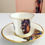 الصورة المصغرة: Descubre la elegancia de las tazas de porcelana ecuestre pintadas a mano, hechas con arte y durabilidad en París.