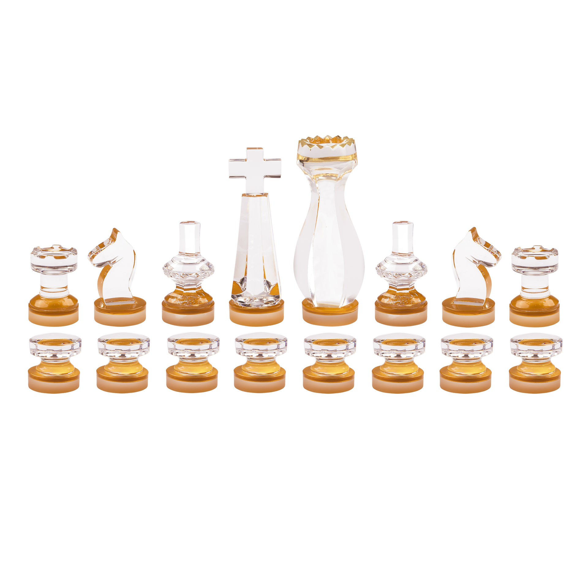 Las piezas de ajedrez de cristal que ofrecemos destacan por su diseño tradicional mejorado con elementos modernos. Cada pieza está hecha de cristal transparente y coloreado, lo que les confiere elegancia y distinción. Con bases de cristal esmerilado para mayor comodidad y estética, estas piezas están talladas siguiendo patrones clásicos, pero con un toque contemporáneo. Este set exclusivo garantiza una experiencia de lujo para los coleccionistas más refinados, disponible en 13 colores de cristal.