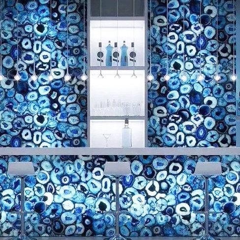 Banconi bar retroilluminati in agata marrone e blu, ideali per interni esclusivi e banconi luminosi bar di lusso.