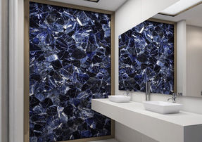 Elevate your space with Duramica Glassonyx Sodalite Panels, where the rich, natural patterns of sodalite are highlighted by backlit technology. These gemstone panels are ideal for adding a touch of luxury to any modern interior design, offering both aesthetic appeal and structural integrity. GlassOnyx Sodalite panels offer a stunning fusion of sodalite’s natural beauty and the transparency of glass, perfect for elegant, backlit interiors.   Deutsch:
Die Duramica Glassonyx Sodalith-Paneele bieten eine atemberaubende Mischung aus tiefem Blau und Weiß und schaffen ein hinterleuchtetes Steinelement, das jeden Raum in ein Meisterwerk des modernen Innendesigns verwandelt. Diese Edelsteinpaneele bringen die Eleganz des Sodaliths zum Leben und eignen sich perfekt für dekorative Wandpaneele in luxuriösen Innenräumen. Erleuchten Sie Ihre Innenräume mit den GlassOnyx Sodalith-Paneelen, bei denen die tiefblauen Töne des Sodaliths durch Glas verstärkt werden, um atemberaubende hinterleuchtete Designs zu schaffen, die Eleganz ausstrahlen.

Español:
Los paneles Duramica Glassonyx Sodalita ofrecen una impresionante combinación de azules profundos y blancos, creando una característica de piedra retroiluminada que transforma cualquier espacio en una obra maestra del diseño interior moderno. Estos paneles de piedra preciosa dan vida a la elegancia de la sodalita, perfectos para paneles de pared decorativos en interiores de lujo. Ilumina tus interiores con los paneles GlassOnyx Sodalita, donde los profundos tonos azules de la sodalita se realzan con vidrio para crear diseños retroiluminados impresionantes que exudan elegancia.

Français:
Les panneaux Duramica Glassonyx Sodalite offrent un mélange à couper le souffle de bleus profonds et de blancs, créant un élément en pierre rétroéclairé qui transforme n’importe quel espace en une œuvre d’art de design d’intérieur moderne. Ces panneaux en pierres précieuses donnent vie à l’élégance du sodalite, parfaits pour des panneaux muraux décoratifs dans des intérieurs de luxe. Illuminez vos intérieurs avec les panneaux GlassOnyx Sodalite, où les teintes bleues profondes du sodalite sont mises en valeur par le verre pour des conceptions rétroéclairées époustouflantes qui dégagent de l’élégance.

Italiano:
I pannelli Duramica Glassonyx Sodalite offrono una straordinaria combinazione di blu profondi e bianchi, creando una caratteristica in pietra retroilluminata che trasforma ogni spazio in un capolavoro di design d’interni moderno. Questi pannelli in pietra preziosa danno vita all’eleganza della sodalite, perfetti per pannelli decorativi da parete in interni di lusso. Illumina i tuoi interni con i pannelli GlassOnyx Sodalite, dove le tonalità di blu profondo della sodalite sono accentuate dal vetro per creare design retroilluminati straordinari che emanano eleganza.

العربية (Arabic):
تقدم ألواح Duramica Glassonyx سودالايت مزيجًا رائعًا من الأزرق العميق والأبيض، مما يخلق ميزة حجرية خلفية تحول أي مساحة إلى تحفة فنية من تصميم الديكور الداخلي العصري. تجلب هذه الألواح الحجرية الكريمة أناقة السودالايت إلى الحياة، مثالية كألواح جدارية زخرفية في التصاميم الداخلية الفاخرة. أضئ داخلك بألواح GlassOnyx سودالايت، حيث يتم تعزيز الأزرق العميق للسودالايت بالزجاج لتصميمات خلفية مذهلة تنضح بالأناقة.

Русский:
Панели Duramica Glassonyx Содалит предлагают захватывающее сочетание глубоких синих и белых оттенков, создавая подсвеченную каменную деталь, которая превращает любое пространство в шедевр современного интерьерного дизайна. Эти панели из драгоценного камня воплощают элегантность содалита, идеально подходя для декоративных стеновых панелей в роскошных интерьерах. Осветите ваш интерьер с помощью панелей GlassOnyx Содалит, где глубокие синие оттенки содалита подчеркиваются стеклом, создавая потрясающие подсвеченные дизайны, излучающие элегантность.