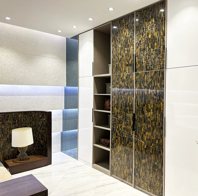 Luxuriöse Wand- und Bodenpaneele – Entdecken Sie die exklusiven Duramica-Paneele, die es Ihnen ermöglichen, stilvolle und elegante Innenräume mit dem einzigartigen Charme von Tigerauge zu gestalten.