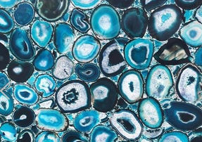 Contemporary Blue Agate Elegance: Discover the DURAMICA Glassonyx Blue Agate Panels for a blend of modern design and natural beauty. These backlit stone panels provide a unique and luxurious touch to any interior, with the blue agate’s intricate patterns and rich hues adding depth and sophistication to your space. GlassOnyx panels merge the beauty of agate with glass, creating lightweight, backlit panels perfect for modern interiors. Deutsch:
Strahlende Schönheit des blauen Achats: Verleihen Sie Ihrem Raum mit den blauen Achat-Paneelen eine besondere Eleganz. Diese hinterleuchteten Steinpaneele DURAMICA Glassonyx kombinieren die natürliche Schönheit des blauen Achats mit modernem Interior Design und schaffen einen atemberaubenden visuellen Effekt.

Español:
Hermosa agata azul radiante: Eleva tu espacio con los paneles de agata azul. Estos paneles de piedra retroiluminados DURAMICA Glassonyx combinan la elegancia natural de la agata azul con el diseño de interiores moderno, creando un efecto visual impresionante.

Français:
Beauté radieuse de l’agate bleue: Sublimez votre espace avec les panneaux d’agate bleue. Ces panneaux en pierre rétroéclairés DURAMICA Glassonyx combinent l’élégance naturelle de l’agate bleue avec le design d’intérieur moderne, créant un effet visuel spectaculaire.

Italiano:
Splendida agata blu radiante: Eleva il tuo spazio con i pannelli in agata blu. Questi pannelli in pietra retroilluminata DURAMICA Glassonyx combinano l’eleganza naturale dell’agata blu con il design moderno degli interni, creando un effetto visivo sorprendente.

العربية:
جمال الأباتيت الأزرق المتألق: قم برفع مستوى مساحتك مع ألواح الأباتيت الأزرق. تجمع هذه الألواح الحجرية الخلفية المضيئة DURAMICA Glassonyx بين الأناقة الطبيعية للأباتيت الأزرق مع التصميم العصري للداخلية، مما يخلق تأثيرًا بصريًا مذهلاً.

Русский:
Сияющая красота синего агата: Поднимите ваш интерьер с панелями из синего агата. Эти подсвечиваемые каменные панели DURAMICA Glassonyx сочетают естественную элегантность синего агата с современным интерьерным дизайном, создавая потрясающий визуальный эффект.