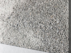 Откройте для себя искусство фактуры bush hammer! Узнайте, как эта обработка превращает натуральный камень в антискользящие, тактильные и выразительные поверхности.