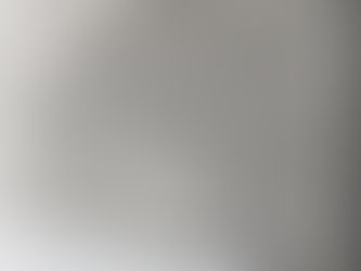 Откройте для себя искусство фактуры bush hammer! Узнайте, как эта обработка превращает натуральный камень в антискользящие, тактильные и выразительные поверхности.