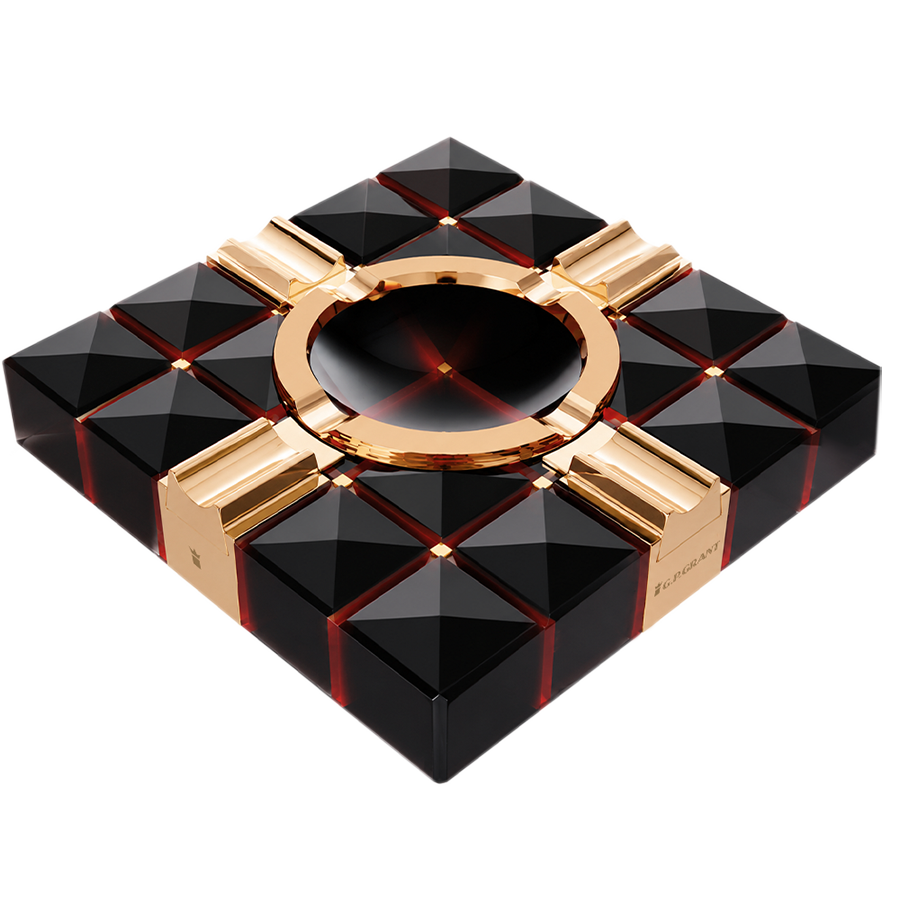 Quartet 107 luxury cigar ashtray crafted from black obsidian pyramids and polished gold. Cendrier à cigares en obsidienne