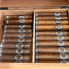 إذن، لقد اكتسبت ذوقًا للسيجار وتريد الحفاظ عليها في حالة مثالية لاستمتاعك بالتدخين. سواء كنت من الهواة العاديين أو من الخبراء المتمرسين، فإن التخزين السليم هو المفتاح للحفاظ على نكهة وسلامة سيجارك. دعنا نتعمق في أساسيات تخزين السيجار مثل المحترفين.