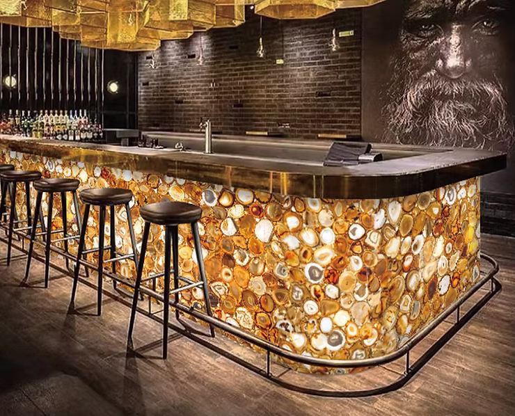 Бар с подсветкой из полудрагоценных камней: оникс, агат и кварцит