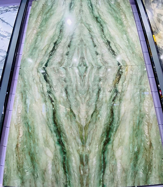 pierre translucide, feuille de pierre translucide, pierre verte translucide, pierre blanche translucide, pierre rouge translucide, pierre bleu translucide, pierre bleue translucide Avec La pierre Bookmatch rétroéclairée, atteignez une élégance intemporelle. Ses surfaces éclairées soulignent des motifs uniques, ajoutant chaleur et sophistication à tout design.