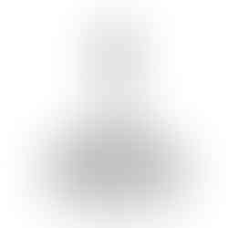 Carafe à vin en cristal de qualité supérieure reflétant la lumière ambiante.