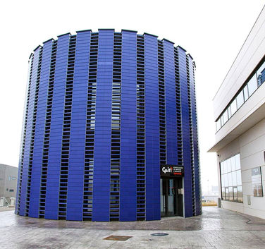 Керамический багет квадратный — это декоративный облицовочный элемент, предназначенный для оформления фасадов, оконных проемов и интерьеров. Благодаря прочной керамической структуре и геометрически точной форме, он обеспечивает стильную и долговечную отделку. Идеален для создания выразительных архитектурных акцентов, устойчив к внешним воздействиям и гармонично вписывается в классические и современные дизайнерские решения. Терракотовые панели Terranit - это терракотовая плита толщиной с ключами терракотовые фасадные панели, терракотовые плиты, объемная керамика, фасадные панели, панели для фасада, отделка фасадными панелями, фасадные панели для наружной отделки, вентилируемый фасад