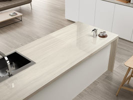 English:
Travertino Silk Blanco SG is an ultra-thin, large-format porcelain tile with a natural travertine effect, featuring a polished, natural surface. Ideal for interior and facade cladding, it offers sophisticated elegance and architectural harmony.
Deutsch:
Travertino Silk Blanco SG ist ein ultradünner, großformatiger Feinsteinzeug-Fliesen mit natürlicher Travertin-Optik und polierter, natürlicher Oberfläche. Ideal für Innenräume und Fassadenbekleidungen, bietet es elegante Raffinesse und architektonische Harmonie.
Español:
Travertino Silk Blanco SG es una baldosa de porcelana de gran formato y ultra delgada con efecto de travertino natural, superficie pulida y natural. Ideal para interiores y fachadas, ofrece elegancia sofisticada y armonía arquitectónica.
Français:
Travertino Silk Blanco SG est une grande dalle en porcelaine ultra fine avec effet travertin naturel, surface polie et naturelle. Idéal pour les intérieurs et les façades, il apporte une élégance sophistiquée et une harmonie architecturale.
Italiano:
Travertino Silk Blanco SG è una piastrella in gres porcellanato grande formato ultra sottile con effetto travertino naturale, superficie lucida e naturale. Ideale per interni e rivestimenti facciate, offre eleganza sofisticata e armonia architettonica.
Русский:
Travertino Silk Blanco SG — крупноформатный ультратонкий керамогранит с эффектом натурального травертина, полированной натуральной поверхностью. Идеален для интерьеров и фасадного облицовочного материала, придаёт изысканную элегантность и архитектурную гармонию.
عربي:
Travertino Silk Blanco SG هو بلاط بورسلين كبير الحجم ورفيع للغاية بتأثير الترافرتين الطبيعي، سطحه مصقول وطبيعي. مثالي للديكورات الداخلية والواجهات، ويوفر أناقة راقية وتناغم معماري.