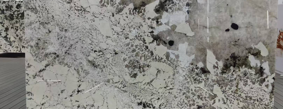 Granito transparente, translúcido y retroiluminado – Patagonia: El tesoro translúcido de los Andes – Piedra natural luminosa con cuarzo cristalino y contrastes minerales profundos, ideal para interiores retroiluminados y arte arquitectónico.