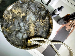 Descubre el lujo del Granito Labradorita Azul en mobiliario de piedra. Transforma tu espacio con elegancia y mobiliario de piedra exclusivo.