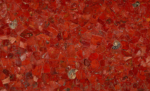 I pannelli Duramica GemStone celebrano la bellezza delle pietre semipreziose naturali, con particolare attenzione ai toni profondi e terrosi del diaspro rosso. Ogni pannello è meticolosamente realizzato a mano e presenta pietre sapientemente tagliate e lucidate, montate su una base di pannello DuraSkin in ceramica, pannello in magnesio e pannello Duramet in alluminio a nido d'ape. Questa costruzione innovativa migliora sia la profondità visiva che la durata strutturale, offrendo pannelli di grande formato che conferiscono una raffinatezza senza tempo a qualsiasi spazio. I pannelli Duramica GemStone offrono una selezione mozzafiato di design di grande formato, realizzati con il più pregiato diaspro rosso e sostenuti da una resistente base in materiale composito. Ogni pannello in diaspro rosso è una dichiarazione d'arte, che fonde il fascino naturale di questa antica pietra preziosa con l'innovazione dei materiali all'avanguardia.