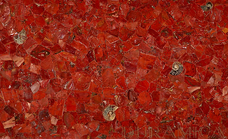 Les panneaux Duramica GemStone célèbrent la beauté des pierres semi-précieuses naturelles, avec un accent particulier sur les tons profonds et terreux du jaspe rouge. Chaque panneau est méticuleusement fabriqué à la main, avec des pierres coupées et polies avec expertise, montées sur une base de panneau DuraSkin en céramique, panneau en magnésium et noyau en nid d’abeille Duramet en aluminium. Cette construction innovante améliore à la fois la profondeur visuelle et la durabilité structurelle, offrant des panneaux grand format qui apportent une sophistication intemporelle à n’importe quel espace. Les panneaux Duramica GemStone offrent une sélection époustouflante de conceptions grand format, fabriquées à partir du meilleur jaspe rouge et soutenues par une base composite durable. Chaque panneau de jaspe rouge est une déclaration artistique, alliant le charme naturel de cette ancienne pierre précieuse à l’innovation des matériaux modernes.
