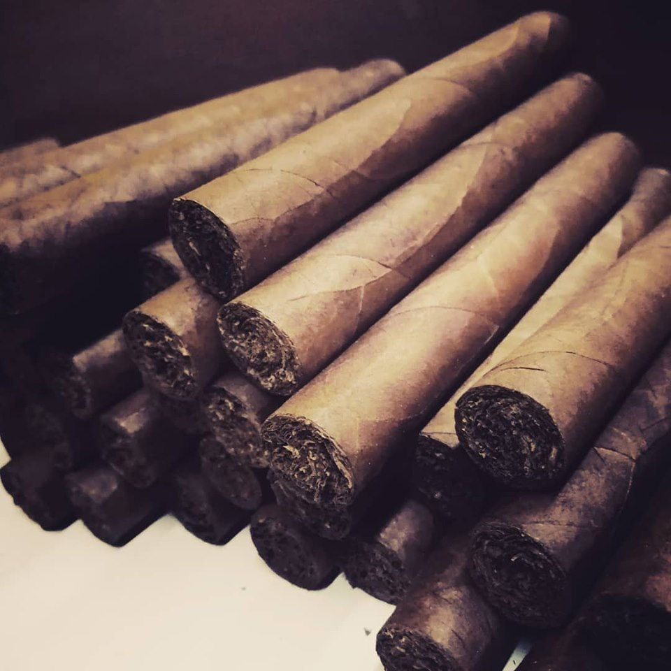 Gran Reserva refers to tobacco aged for five years. We chose to go beyond: XO – Extra Old – denotes twelve years of ultra-aging, complemented by an additional five to seven years of aging after rolling. Supreme signals that this is the ultimate interpretation of Gran Reserva. In many ways, the name is a declaration: Gran Reserva XO Supreme is our tribute to the art of patience.