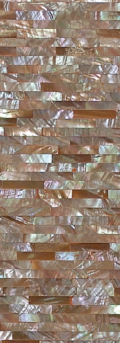 Découvrez la richesse des teintes avec les panneaux en nacre Duramica, disponibles dans des couleurs allant du blanc crème et du rose tendre au bleu intense et au vert profond, en fonction du mollusque utilisé. Chaque panneau est unique grâce à cette variabilité naturelle, présentant des motifs et des couleurs distincts.