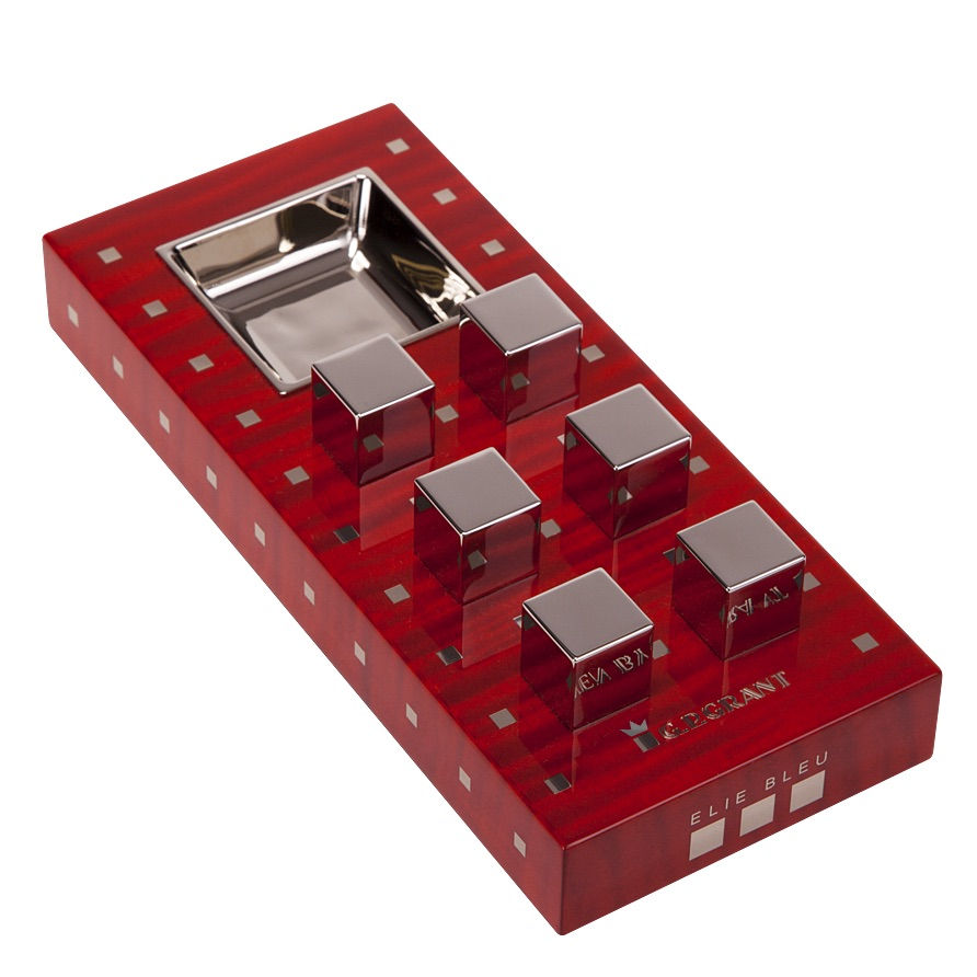 Миниатюра: Roter Zigarren-Aschenbecher mit Metallwürfel-Einlagen