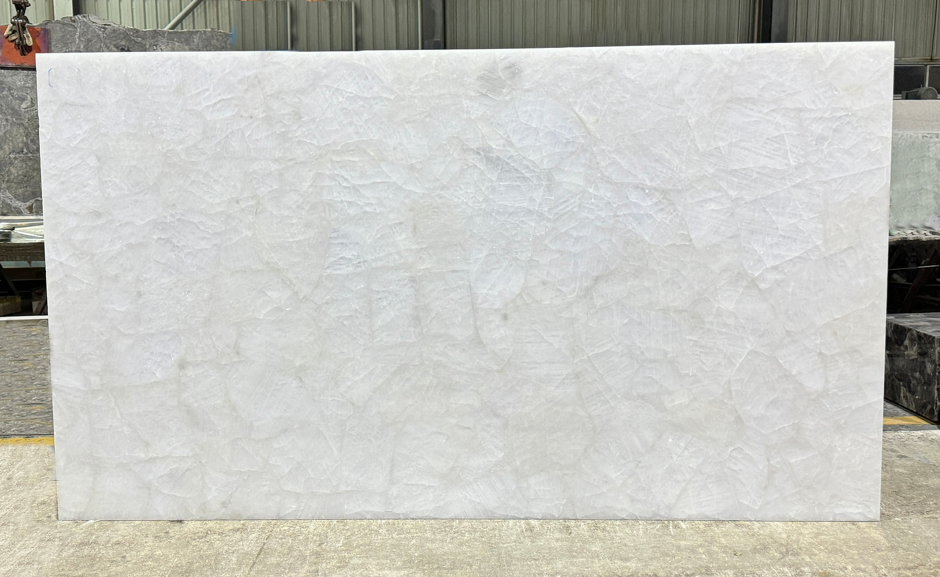 Quartx slabs White Quartz: Durable and Low-Maintenance Elegance  White Quartz is a natural stone composed primarily of quartz crystals. It is widely used in kitchen countertops, flooring, and bathroom vanities due to its high durability and ease of maintenance. Like onyx, some varieties of quartz can also be backlit, creating a soft, glowing effect.