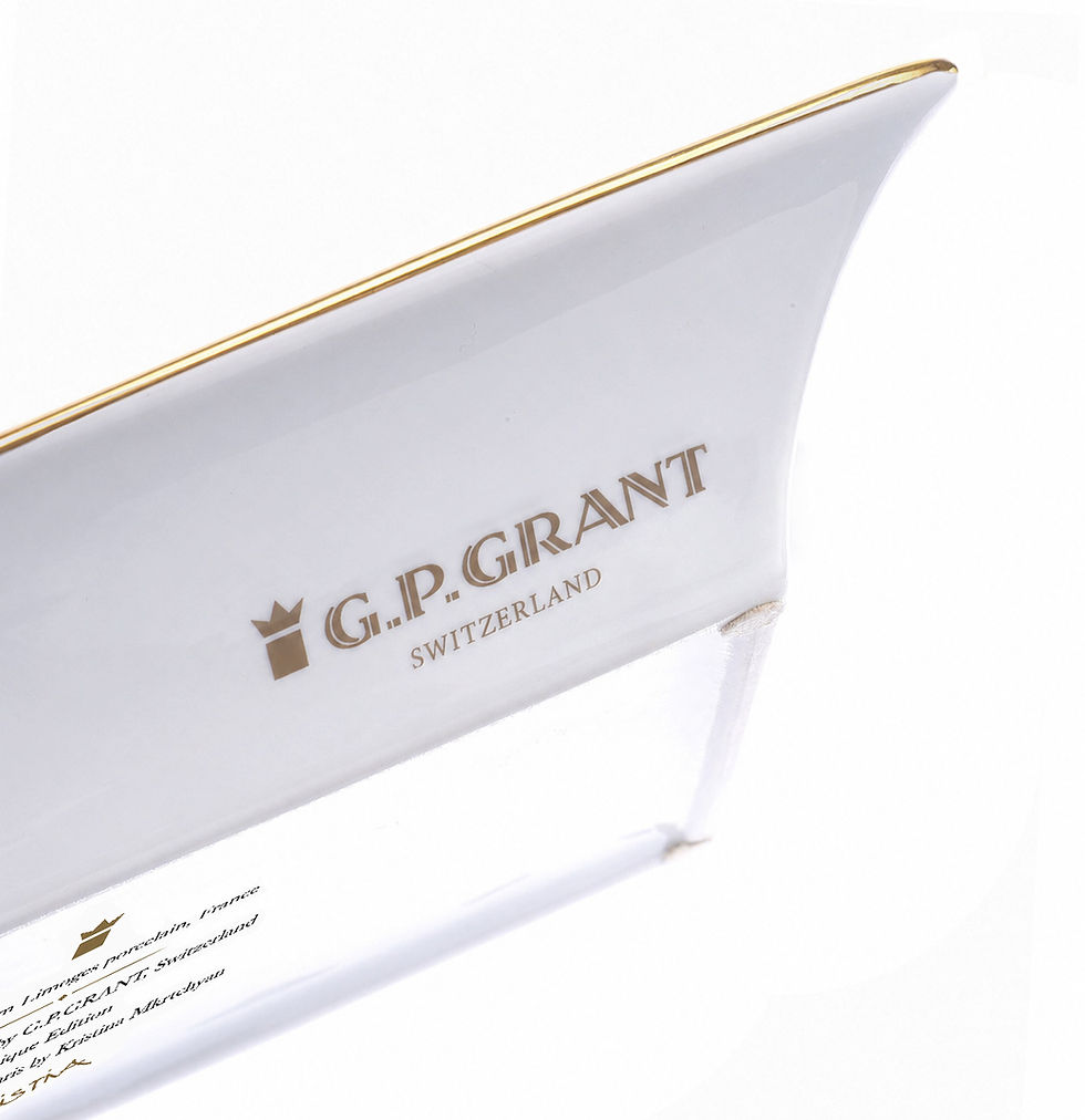 Miniatura: porcelain trays angled close up of white limoges porcelain corner with gold brand logo