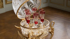 Inspiré par le ballet intemporel de Tchaïkovski, le Présentoir, Service à Champagne et Support Swan est un véritable témoignage de grâce et de raffinement. Cette création extraordinaire fusionne parfaitement le cristal exquis et le bronze doré, incarnant à la fois luxe et art.