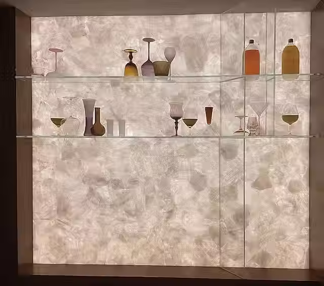 Helle Bar beleuchtet aus weißem Quarz, die durch subtile Lichtreflexe Tiefe und Eleganz vermittelt.