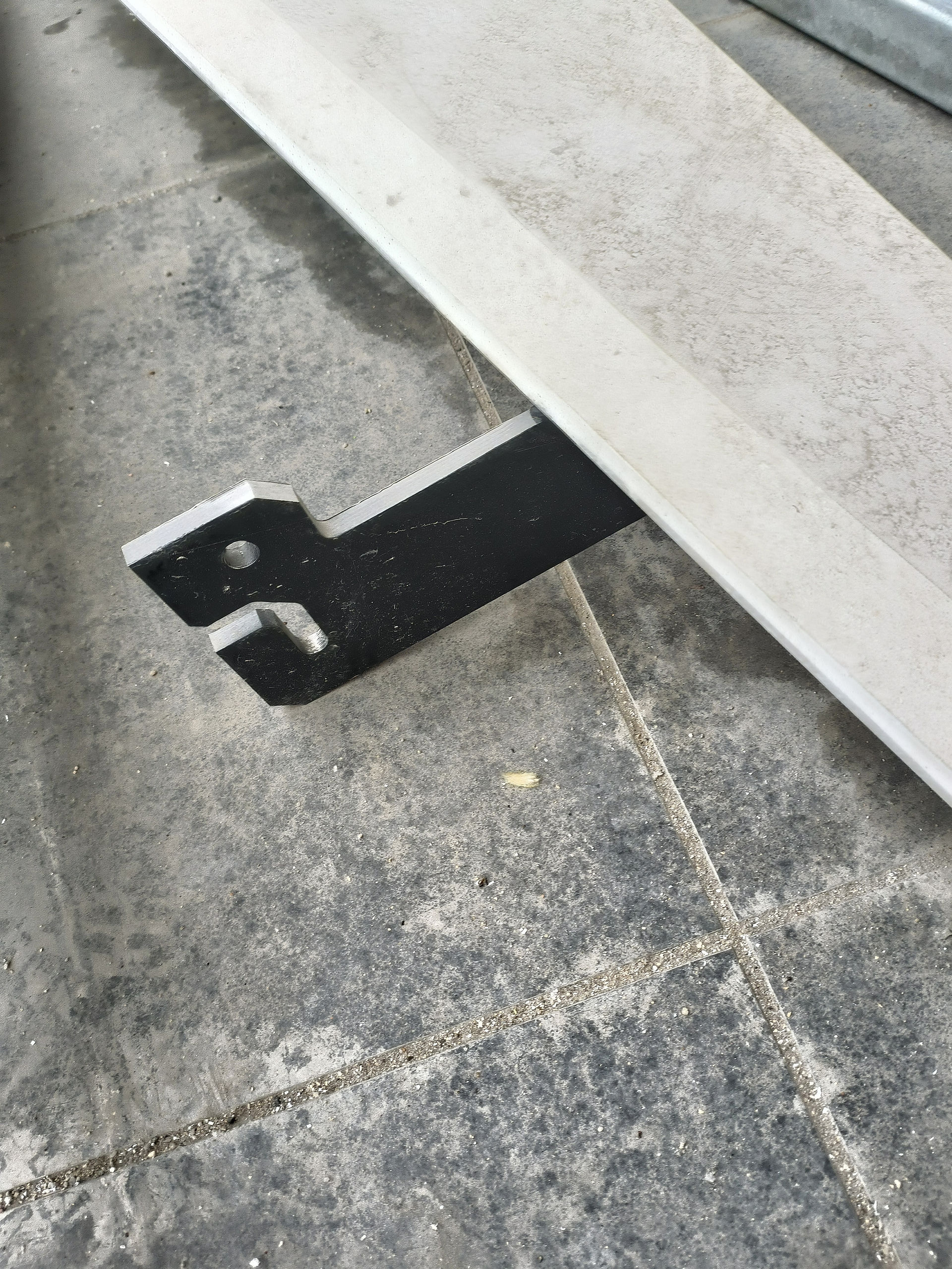 DuraMet, with its aluminum honeycomb structure, delivers reduced weight that lowers the load on the building structure, making installation easier and more cost-efficient. The capability to produce large panels ensures a seamless look with minimal joints, while the material’s flexibility allows it to conform to intricate architectural details like arches and columns. Advanced technology guarantees precise geometry and uniform quality across the project.