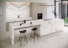 English: Ultra-thin large-format ceramic tiles, porcelain tiles, sintered stone with white marble effect, stone panels for interior and facade cladding – Skinlam Estatuario Extra SG.
Russian: Ультратонкий крупноформатный керамогранит, фарфоровая плитка, спечённый камень с эффектом белого мрамора, панели для интерьера и фасада — Skinlam Estatuario Extra SG.
German: Ultradünne großformatige Keramikfliesen, Feinsteinzeug, gesinterter Stein mit weißem Marmoreffekt, Steinpaneele für Innen- und Fassadenverkleidung – Skinlam Estatuario Extra SG.
Spanish: Azulejos cerámicos de gran formato ultrafinos, porcelana, piedra sinterizada con efecto mármol blanco, paneles de piedra para interior y fachada – Skinlam Estatuario Extra SG.
French: Carreaux céramiques grand format ultra-fins, porcelaine, pierre frittée effet marbre blanc, panneaux pierre pour intérieur et façade – Skinlam Estatuario Extra SG.
Italian: Piastrelle ceramiche grande formato ultra sottili, porcellana, pietra sinterizzata effetto marmo bianco, pannelli in pietra per interno e facciata – Skinlam Estatuario Extra SG.
Arabic: بلاط سيراميك كبير الحجم ورقيق للغاية، بلاط بورسلين، حجر مكبوس بتأثير الرخام الأبيض، ألواح حجرية للديكور الداخلي والواجهات – Skinlam Estatuario Extra SG.