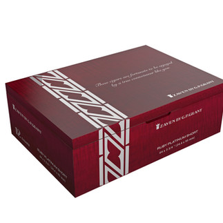 Ouverture d’un paquet montrant des cigares premium bien protégés.