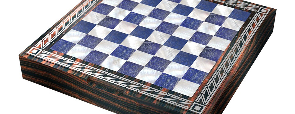 Descubre la verdadera opulencia con nuestro juego de ajedrez de lujo, meticulosamente hecho a mano en madera de rosa y con un tablero incrustado con Lapislázuli y Madreperla. El tablero muestra con orgullo la distintiva incrustación de la firma Zeander, mejorando su diseño sofisticado. Cada pieza de ajedrez refleja una excepcional artesanía y precisión, fusionando un diseño elaborado con la experticia de la artesanía para una experiencia de juego verdaderamente exquisita.