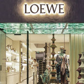 Los paneles de agata verde de Duramica y GlassOnyx están diseñados para impresionar. Elegidos por LVMH para las tiendas Loewe, estos paneles de piedra natural ultraligeros ofrecen una perfecta capa de piedra natural, combinando funcionalidad con el lujo de un revestimiento de pared piedra excepcional.