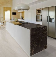 Brown Barocco granite is a luxurious natural stone with deep brown tones, rich veining, and dynamic patterns. Ideal for countertops, floors, and wall cladding, it adds warmth and elegance to both classic and modern interiors.
DE
Brown Barocco Granit ist ein edler Naturstein mit tiefen Brauntönen, markanter Maserung und dynamischem Muster. Perfekt für Arbeitsplatten, Böden und Wandverkleidungen – er verleiht jedem Raum Wärme und Eleganz.
ES
El granito Brown Barocco destaca por sus tonos marrones intensos, vetas ricas y patrones dinámicos. Ideal para encimeras, suelos y paredes, aporta calidez y sofisticación a cualquier ambiente.
FR
Le granit Brown Barocco présente de profonds tons bruns, des veines riches et des motifs dynamiques. Parfait pour plans de travail, sols et murs, il apporte chaleur et élégance aux intérieurs classiques ou modernes.
IT
Il granito Brown Barocco ha tonalità marroni intense, venature ricche e disegni dinamici. Perfetto per piani cucina, pavimenti e rivestimenti, aggiunge calore ed eleganza agli ambienti classici e contemporanei.
AR
غرانيت Brown Barocco يتميّز بدرجات بنية غنية وعروق واضحة وأنماط ديناميكية. مثالي لأسطح المطابخ والأرضيات وتكسية الجدران، ويمنح الدفء والفخامة للمساحات الكلاسيكية والعصرية.
RU
Гранит Brown Barocco — это благородный натуральный камень с насыщенными коричневыми оттенками, выразительными прожилками и динамичным рисунком. Идеален для столешниц, полов и стен, придавая интерьеру тепло и элегантность.