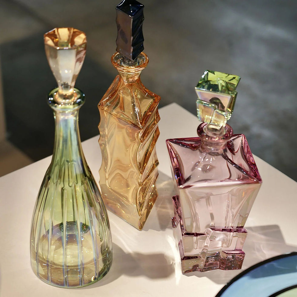 Miniatura: Dolce Vita green crystal bottle reflecting warm ambient interior lighting