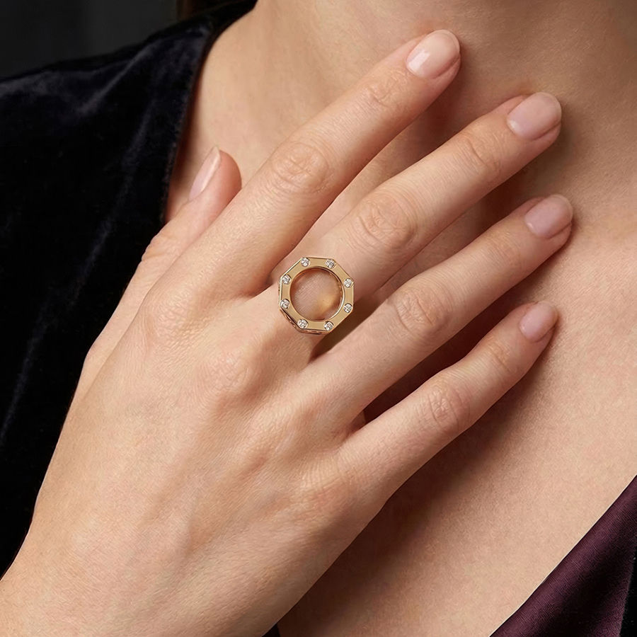 الصورة المصغرة: Zaven Octet gold diamond ring on a female hand