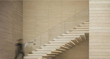 English:
Gold Mocca Limestone is a warm beige limestone with subtle golden undertones and fine grain texture. Its soft and elegant appearance makes it ideal for both interior and exterior applications, from floors and walls to facades.

Deutsch:
Gold Mocca Kalkstein ist ein warmer beigefarbener Naturstein mit goldenen Nuancen und feiner Körnung. Durch sein sanftes, elegantes Erscheinungsbild eignet er sich perfekt für Innen- und Außenbereiche, einschließlich Böden, Wände und Fassaden.

Español:
La piedra caliza Gold Mocca presenta un tono beige cálido con matices dorados y una textura de grano fino. Su aspecto suave y elegante la hace ideal para aplicaciones interiores y exteriores, desde suelos y paredes hasta fachadas.

Français:
Le calcaire Gold Mocca est une pierre naturelle beige chaude avec des reflets dorés subtils et une texture à grain fin. Son apparence douce et élégante convient aussi bien aux applications intérieures qu’extérieures : sols, murs, façades.

Italiano:
La pietra calcarea Gold Mocca è una pietra naturale color beige caldo con sfumature dorate e grana fine. Il suo aspetto delicato ed elegante la rende ideale per applicazioni interne ed esterne, come pavimenti, rivestimenti e facciate.

العربية:
حجر جولد موكا الجيري يتميز بلونه البيج الدافئ مع لمسات ذهبية دقيقة وملمس ناعم الحبيبات. مظهره الأنيق والناعم يجعله مثالياً للاستخدامات الداخلية والخارجية مثل الأرضيات والجدران والواجهات.

Русский:
Gold Mocca Limestone — это тёплый бежевый известняк с тонкими золотистыми оттенками и мелкозернистой текстурой. Его мягкий и элегантный внешний вид делает его отличным выбором как для интерьеров, так и для фасадов, полов и стен.