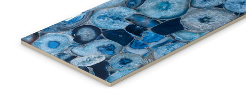 Radiant Blue Agate Décor: Transform your interiors with DURAMICA Glassonyx Blue Agate Panels. These backlit natural stone panels are designed to highlight the beauty of blue agate, with its intricate patterns and rich hues creating a stunning visual effect. The gemstone panels offer a unique design solution for luxury interiors. Deutsch:
Strahlende Schönheit des blauen Achats: Verleihen Sie Ihrem Raum mit den blauen Achat-Paneelen eine besondere Eleganz. Diese hinterleuchteten Steinpaneele DURAMICA Glassonyx kombinieren die natürliche Schönheit des blauen Achats mit modernem Interior Design und schaffen einen atemberaubenden visuellen Effekt.

Español:
Hermosa agata azul radiante: Eleva tu espacio con los paneles de agata azul. Estos paneles de piedra retroiluminados DURAMICA Glassonyx combinan la elegancia natural de la agata azul con el diseño de interiores moderno, creando un efecto visual impresionante.

Français:
Beauté radieuse de l’agate bleue: Sublimez votre espace avec les panneaux d’agate bleue. Ces panneaux en pierre rétroéclairés DURAMICA Glassonyx combinent l’élégance naturelle de l’agate bleue avec le design d’intérieur moderne, créant un effet visuel spectaculaire.

Italiano:
Splendida agata blu radiante: Eleva il tuo spazio con i pannelli in agata blu. Questi pannelli in pietra retroilluminata DURAMICA Glassonyx combinano l’eleganza naturale dell’agata blu con il design moderno degli interni, creando un effetto visivo sorprendente.

العربية:
جمال الأباتيت الأزرق المتألق: قم برفع مستوى مساحتك مع ألواح الأباتيت الأزرق. تجمع هذه الألواح الحجرية الخلفية المضيئة DURAMICA Glassonyx بين الأناقة الطبيعية للأباتيت الأزرق مع التصميم العصري للداخلية، مما يخلق تأثيرًا بصريًا مذهلاً.

Русский:
Сияющая красота синего агата: Поднимите ваш интерьер с панелями из синего агата. Эти подсвечиваемые каменные панели DURAMICA Glassonyx сочетают естественную элегантность синего агата с современным интерьерным дизайном, создавая потрясающий визуальный эффект.